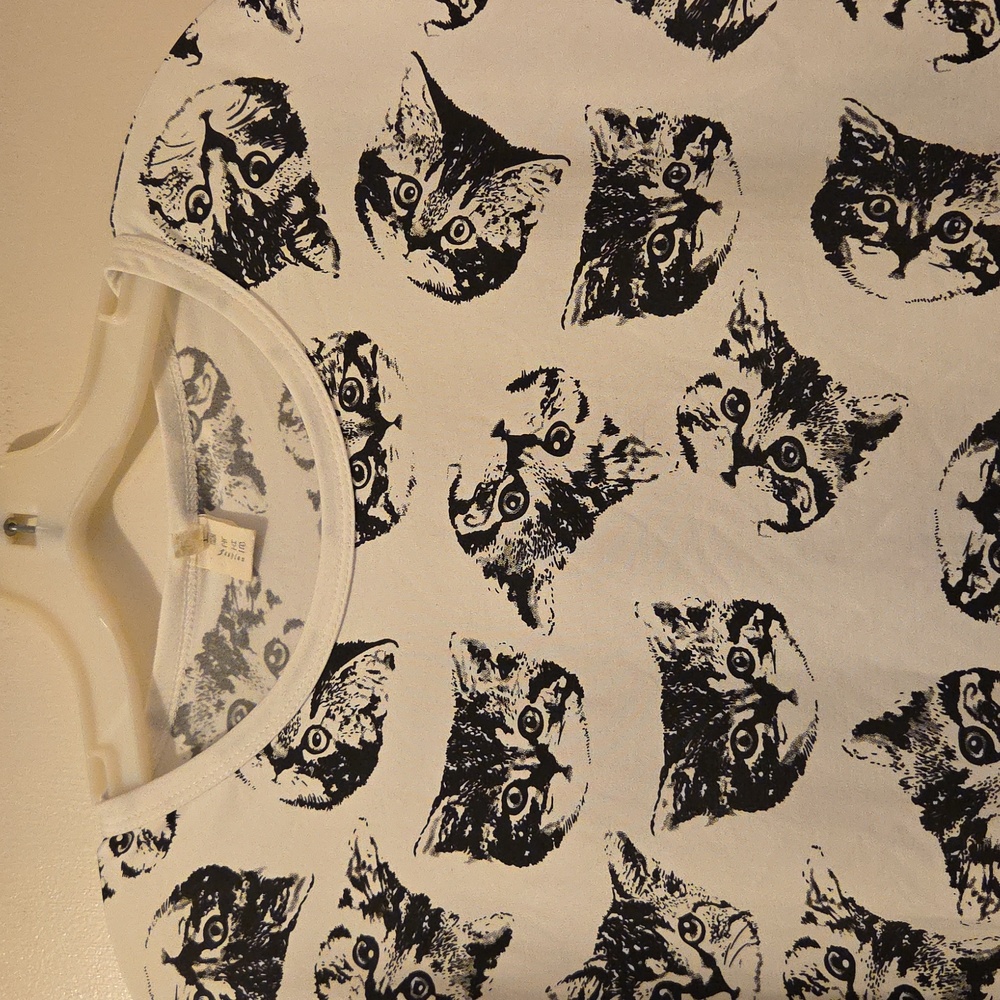 FASHIONS Cat Print White and Black Top size Large